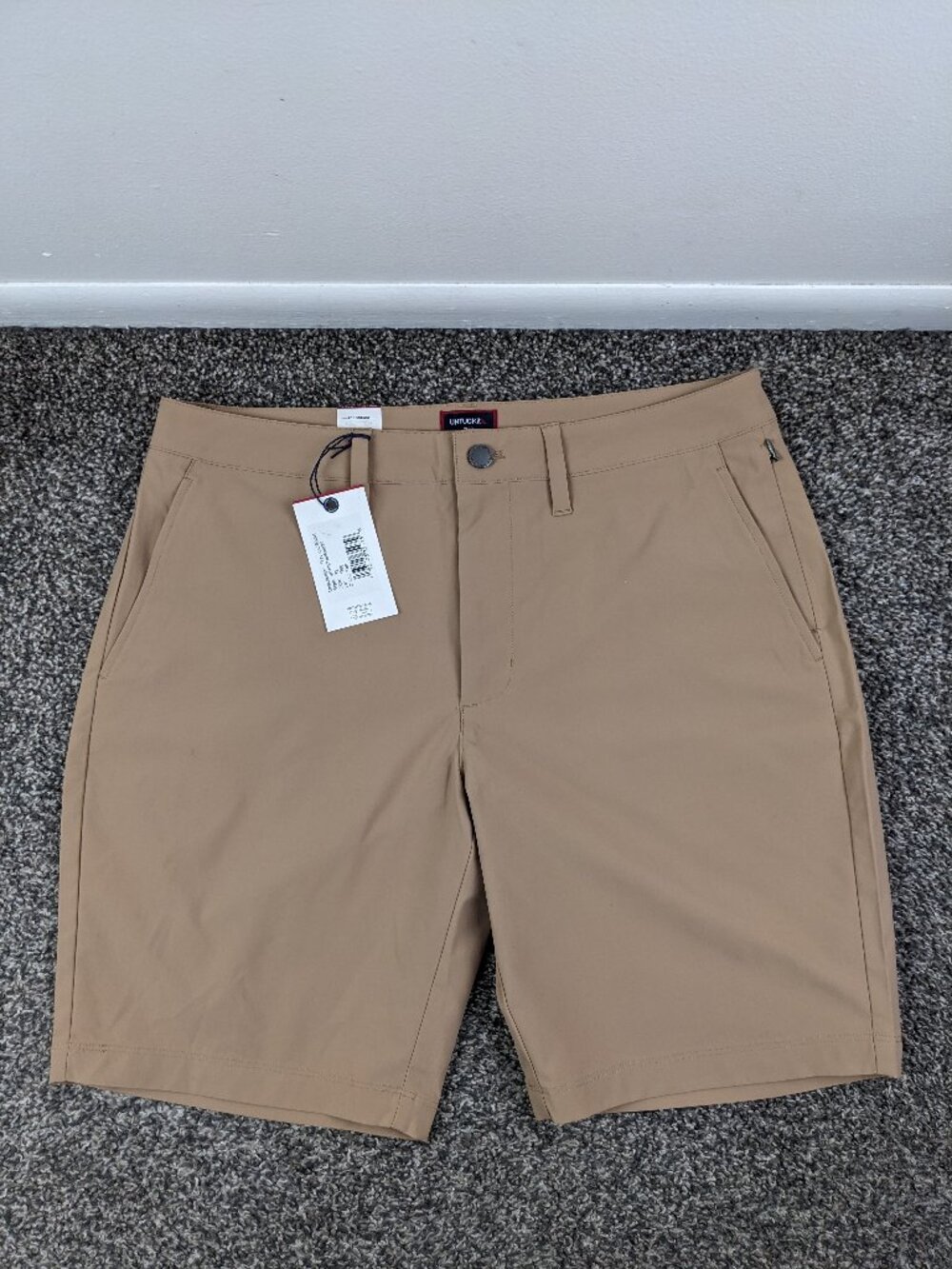 NWT 2025 UNTUCKit 9" Traveler Shorts Polyester Beige Tan Mens 32 Regular Fit